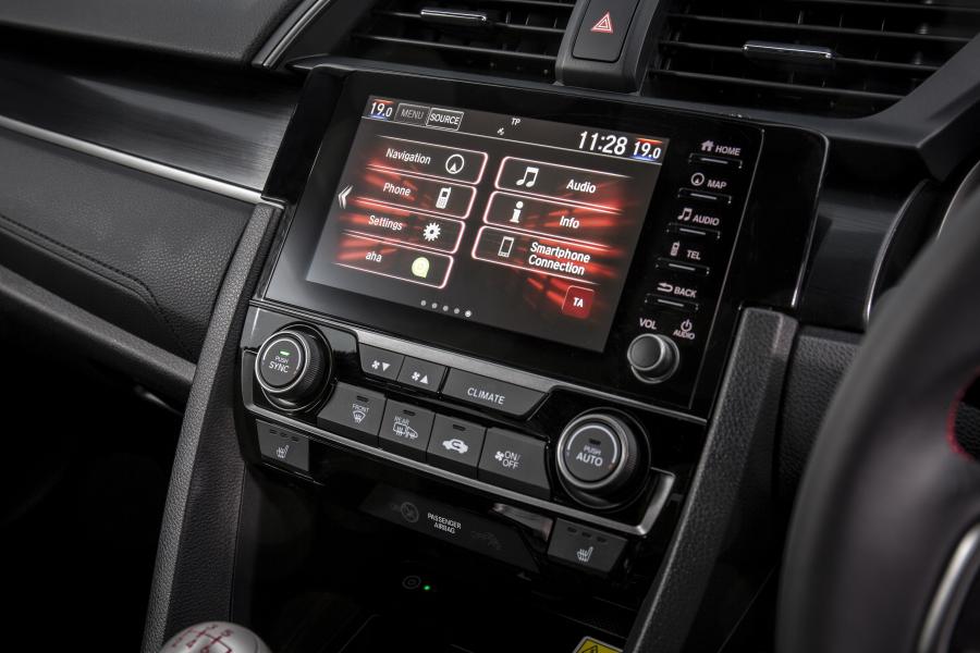 Детали интерьера Honda Civic Hatchback Sport Line (FK) 2019 года  (UK) (фото 4 из 38)